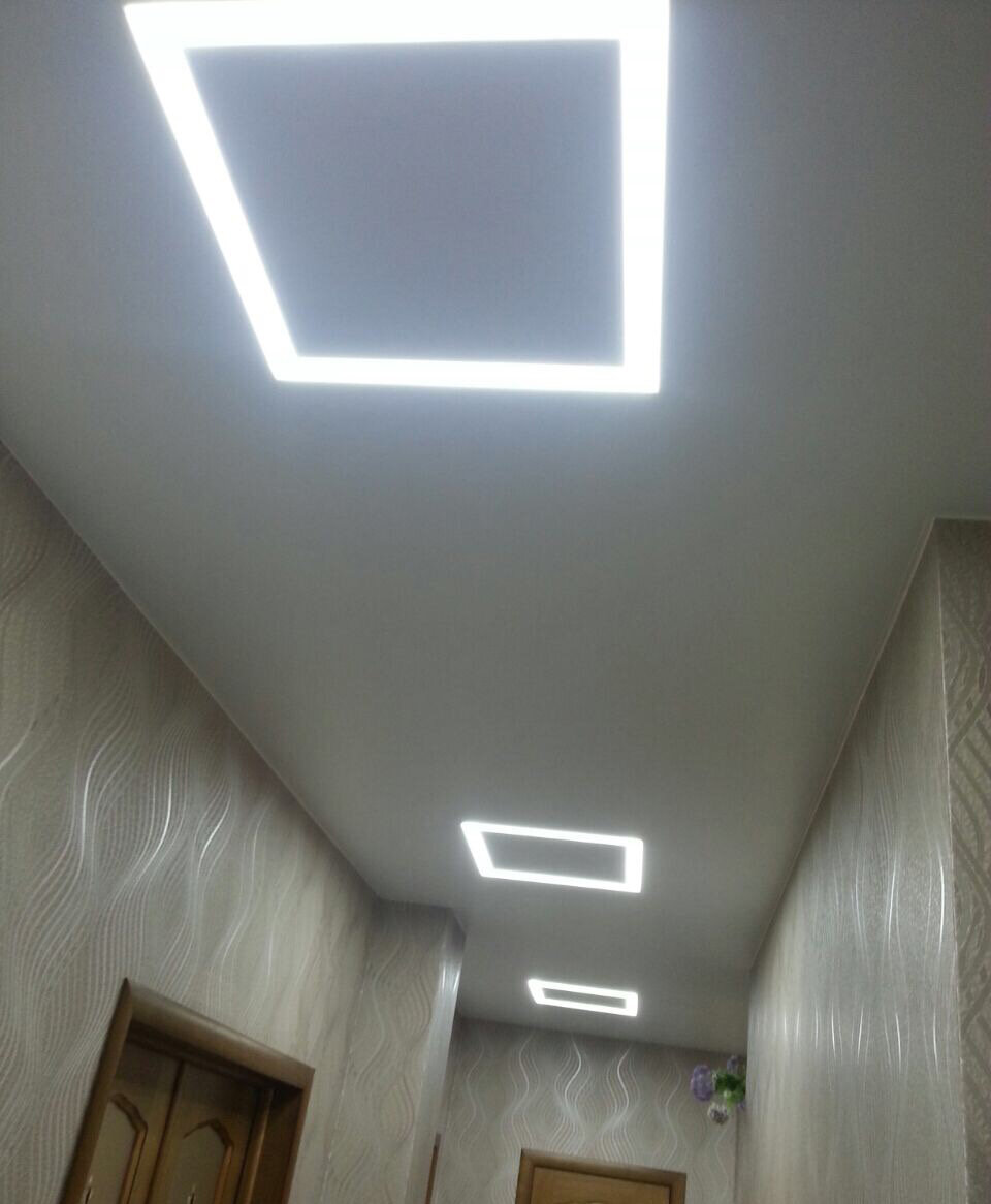 Растровый потолок в коридоре