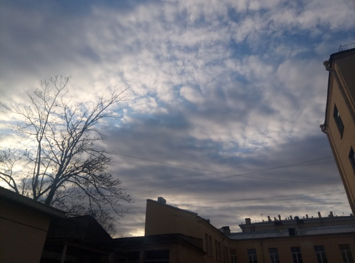 Можно любоваться закатами хоть прямо из окна..