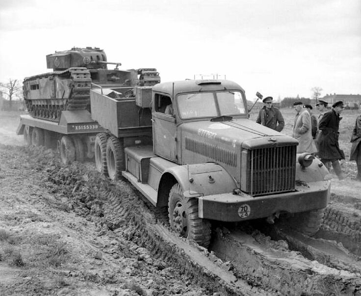 Diamond-T980 буксирует английский танк Churchill. Источник фото: Pinterest.ru