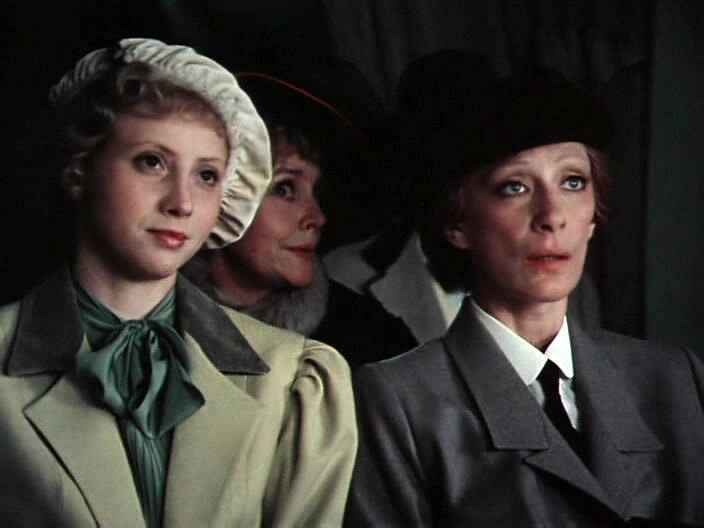 Кадр из фильма «Мой нежно любимый детектив». Режиссер —  Алексей Симонов,  авторы сценария —  Григорий Горин, Аркадий Хайт, композитор —  Владимир Дашкевич. Взято из открытых источников сети Интернет 