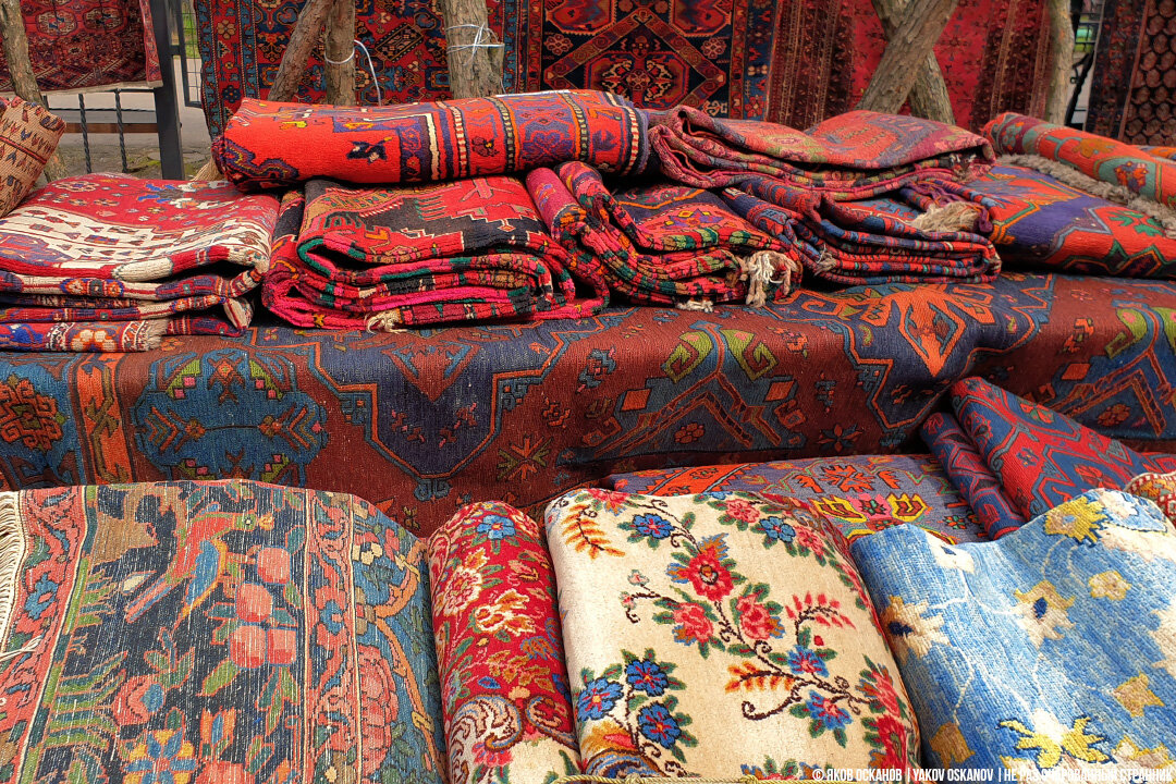 Ребята из Азии торгуют старыми коврами