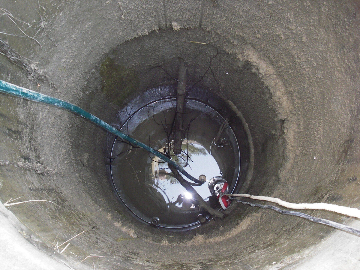 Внутри колодца в деревне когда