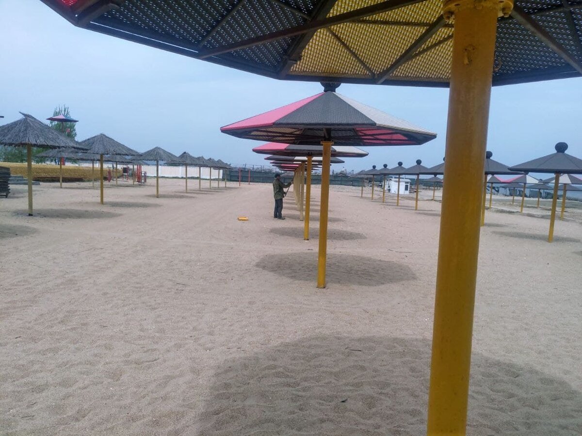 В апреле вовсю уже готовились к сезону. Пляж в Махачкале.