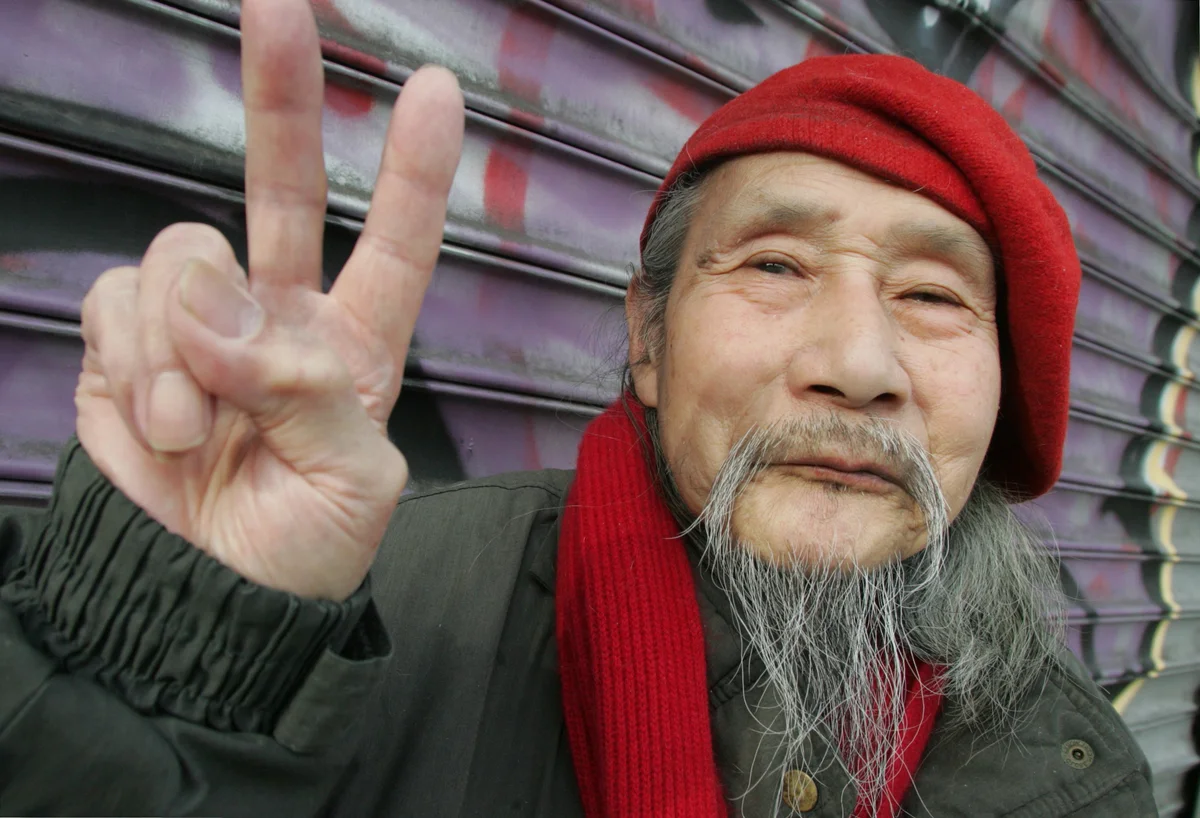 Пожилые азиаты. Китайский дедушка. Пожилой китаец. Старый японец. Кореец старик.