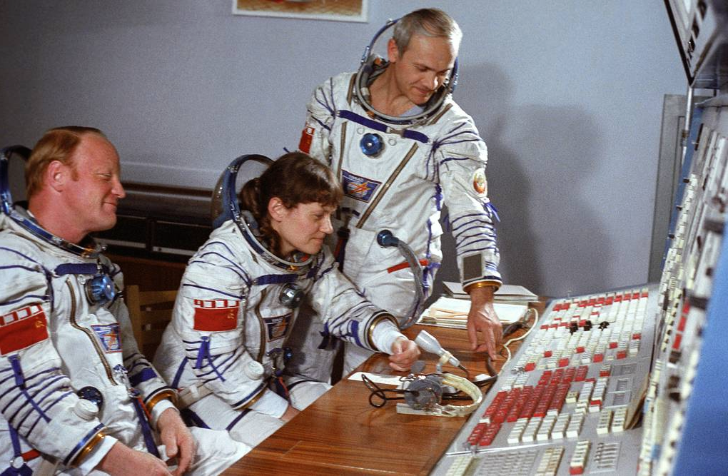 Первый астронавт вышедший в открытый космос. Союз т 12 Джанибеков Савицкая волк.