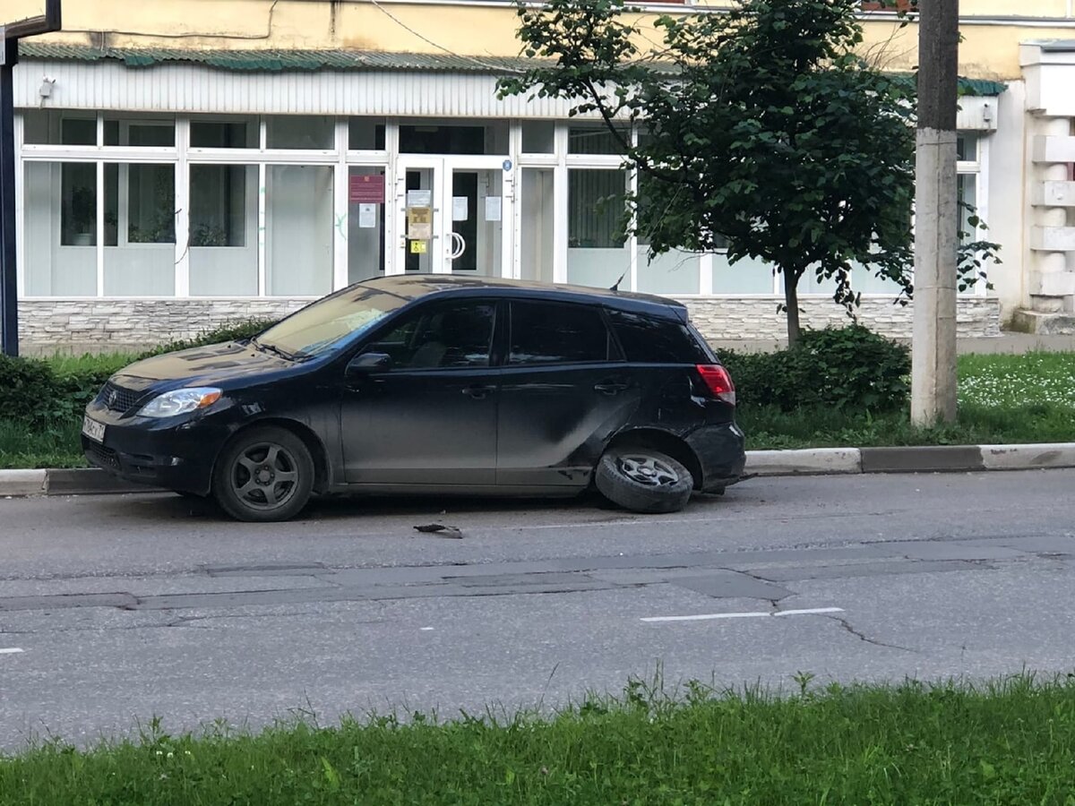 ДТП произошло 8 июня в районе 20:30 на улице Московской 
По предварительным данным, 62-летний водитель «Лады Гранты» въехал на припаркованные у обочины Toyota и Kia. От удара отечественная легковушка вылетела на газон и перевернулась на крышу. Обе иномарки лишились задних колёс.