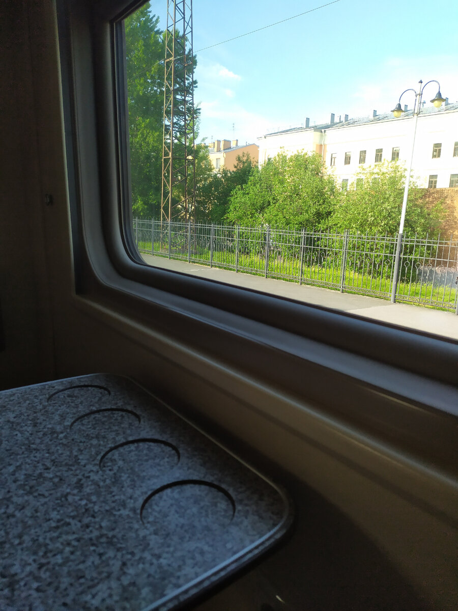 Ну что, поехали с Витебского вокзала, на поезде СПб - Брест, около 3 часов, потом на такси 20 мин и я на месте) Фото из личного архива. 