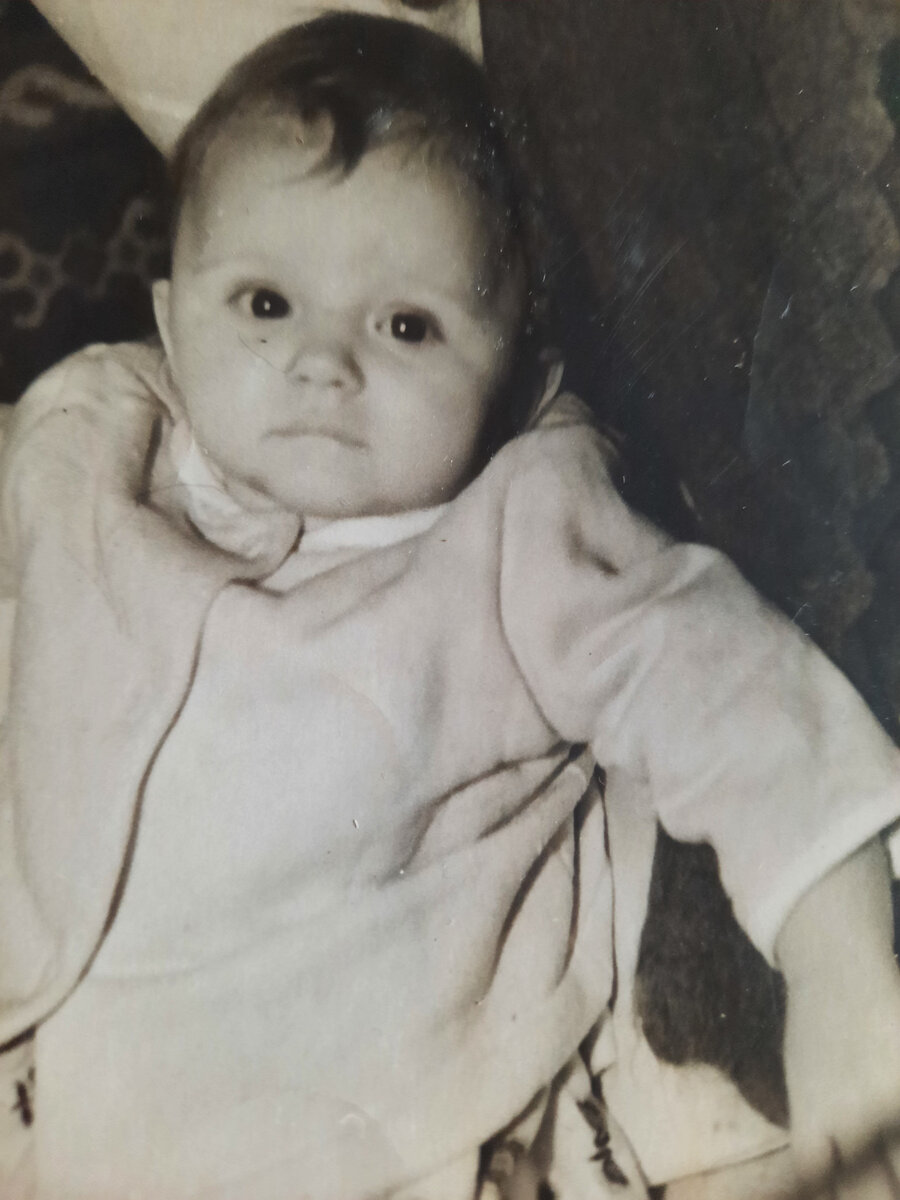 Это я, ещё не злая, и не безногая. Хорошенькая да?