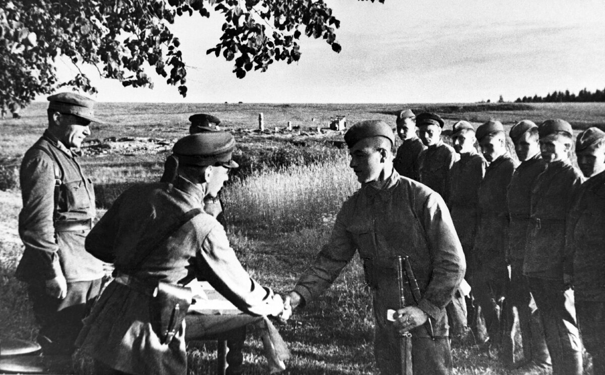 Фото с https://www.kp.ru/putevoditel/spetsproekty/ordena-pobedy/istoriya-ordenov-pobedy/