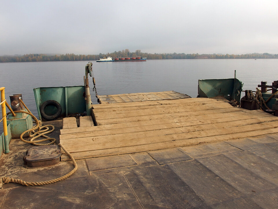 Вид на противоположный берег с парома.