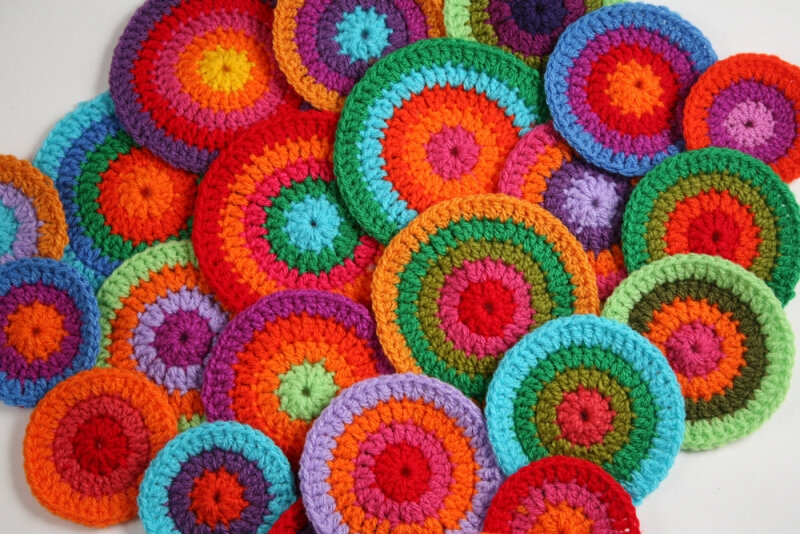 вязаный круг спицами. подставка под горячее крючком круг. круги связанные крючком. трикотажный круг. вязаные мелочи.