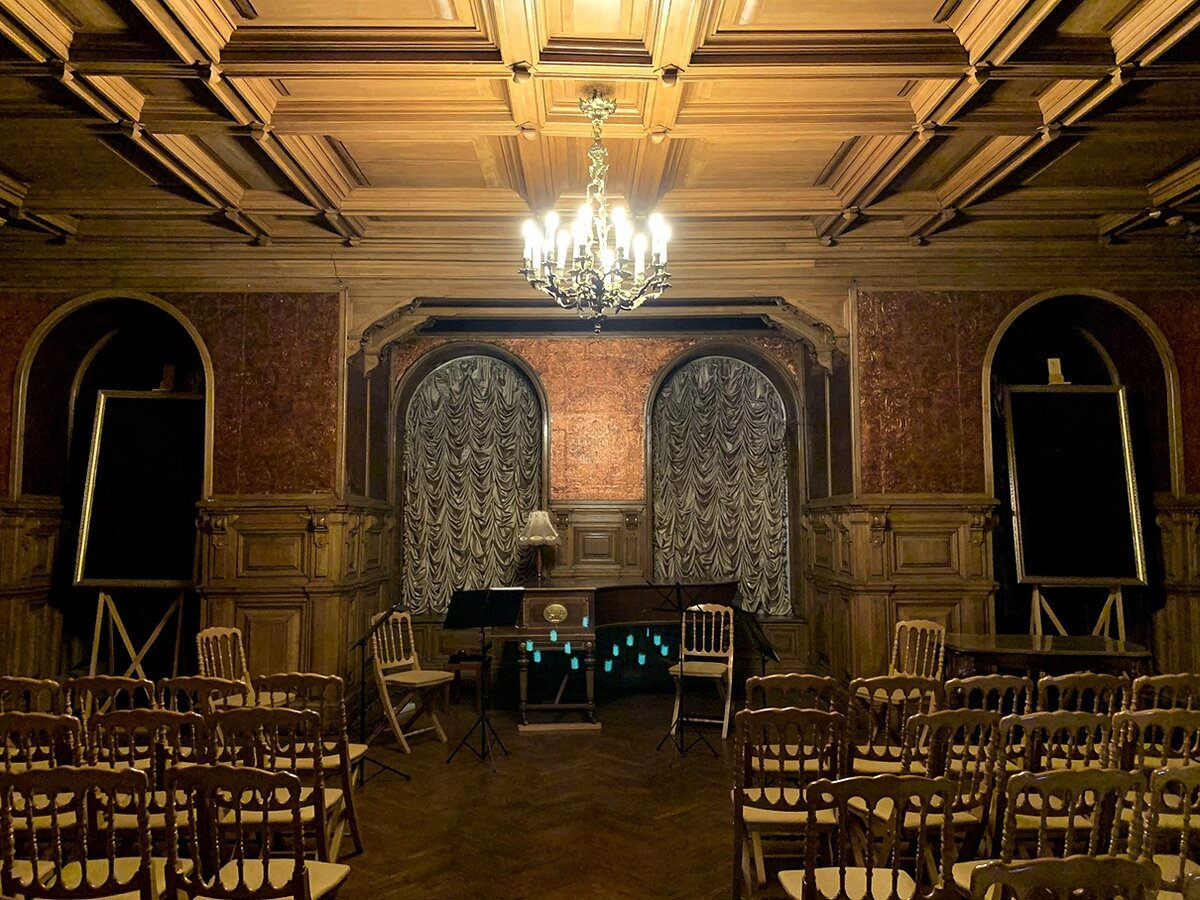 Дубовый кабинет в особняке Румянцева, где проходят концерты