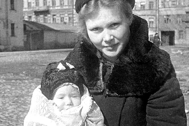 Ольга Берггольц с дочерью. Из открытых источников