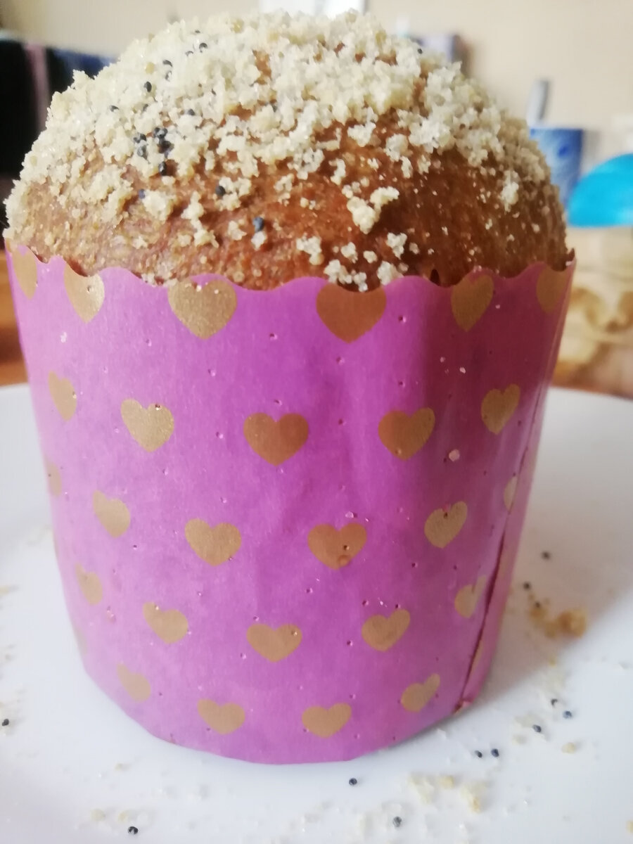 Кулич с начинкой и посыпкой. 