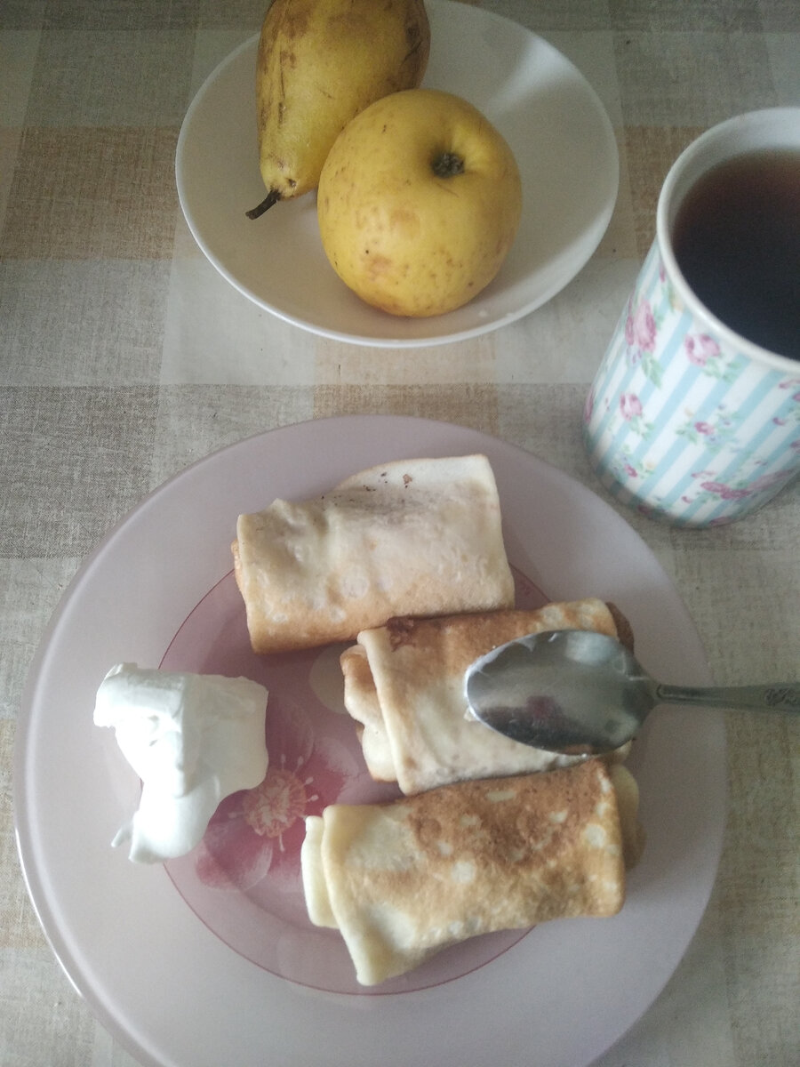 На обед блины с мясом и сметаной, фрукты