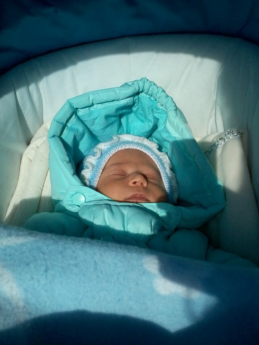 Ванечке 2 недели, принимает солнечные ванны)).