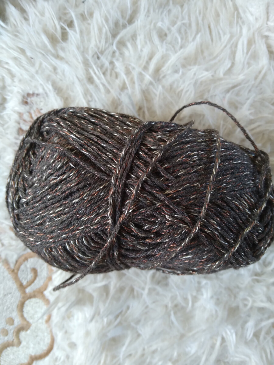 Нитки в тон с шишками