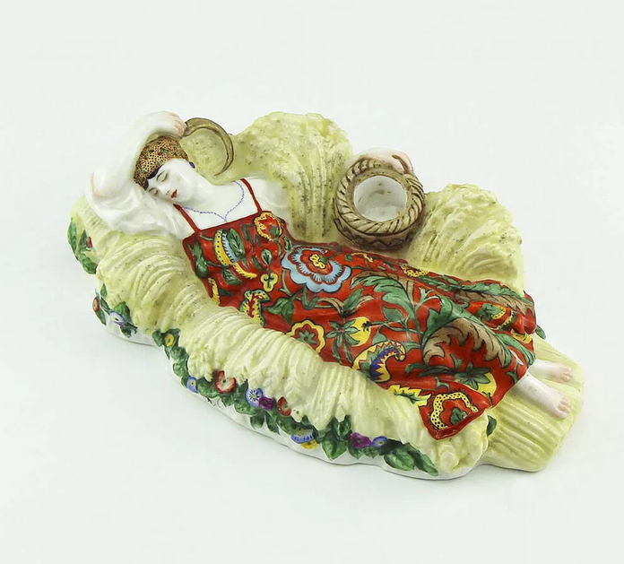 Чернильница "Жница". И форма и роспись выполнены в эстетике расцвета РУССКОГО МОДЕРНА. Весь XIX-ый , и особенно, в первую половину XX-го века фарфоровые скульптуры в виде чернильниц пользовались большим спросом среди умеющей писать и читать публики. Фото взято из свободного доступа в интернете. 