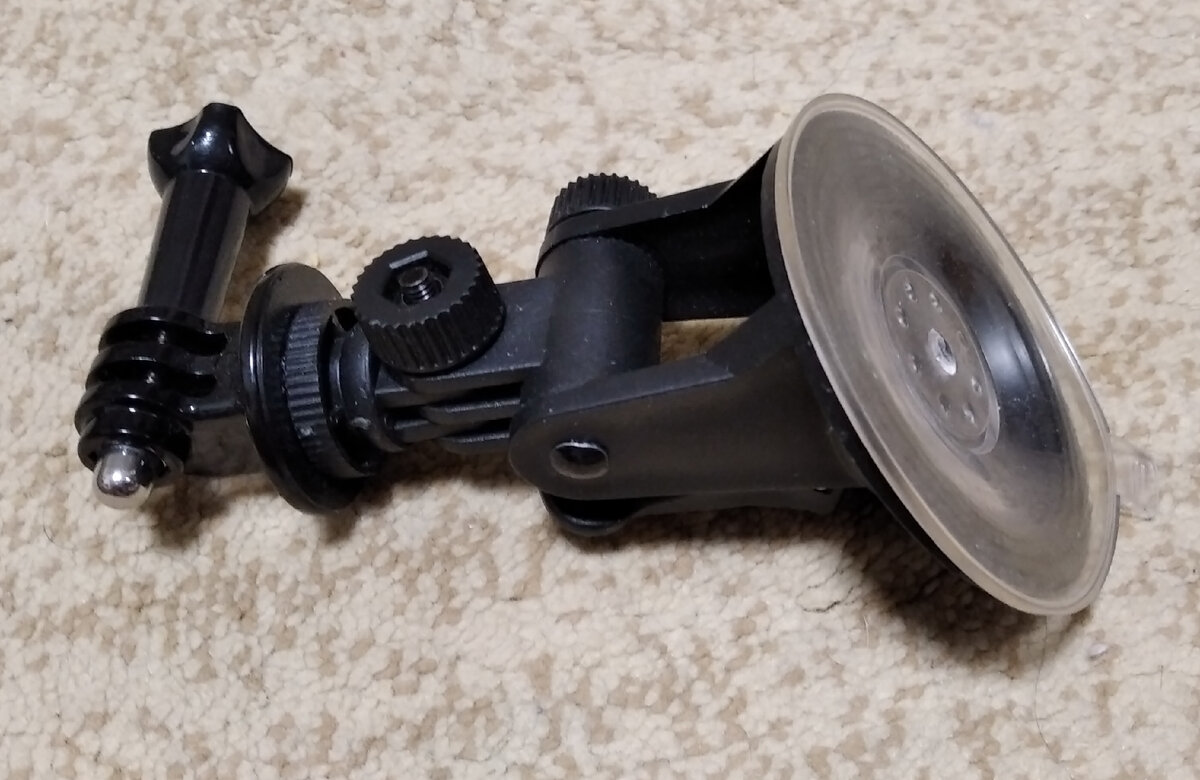 Настройка положения камеры в трёх плоскостях. Присоска качественная - лепится надёжно к любому месту стекла.