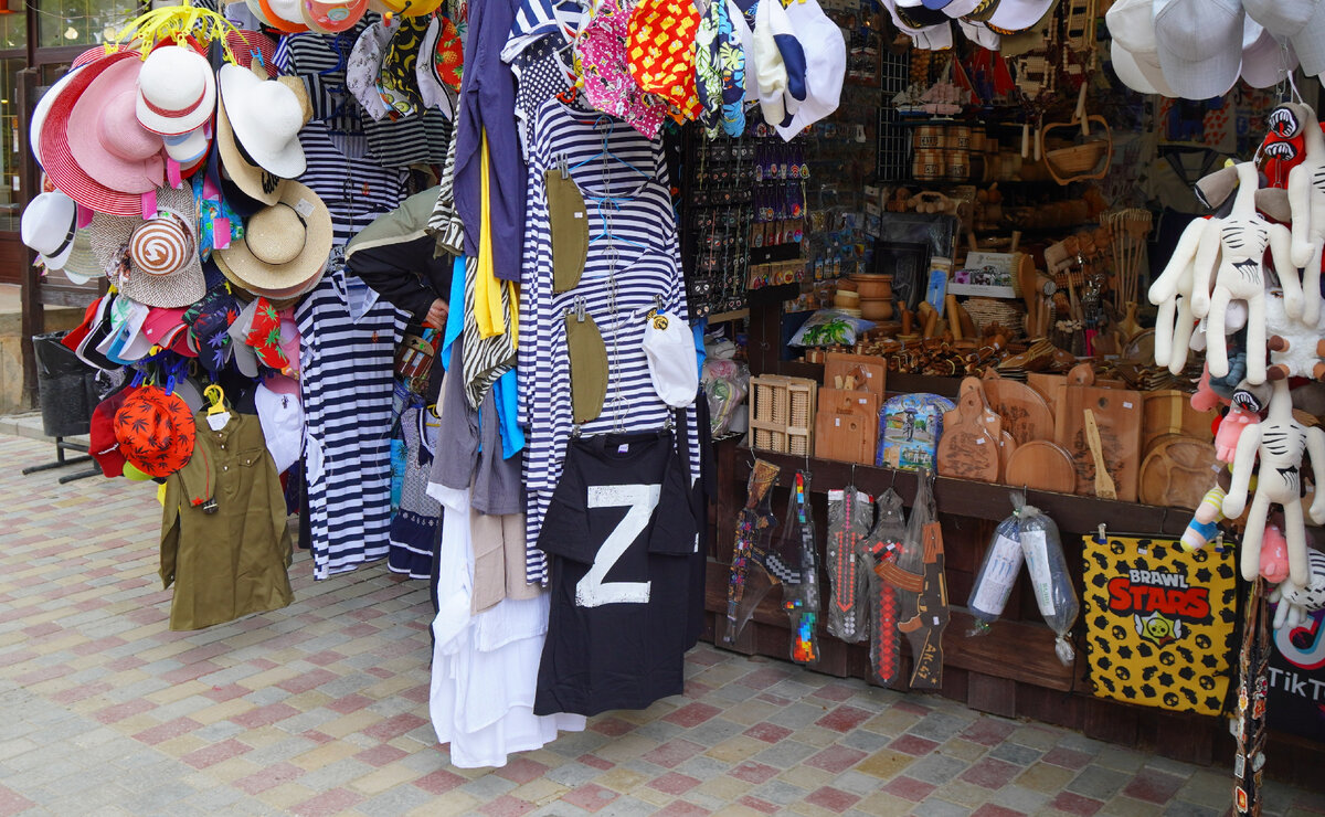Торговцы сувенирами подсуетились - предлагают футболки с буквой Z.