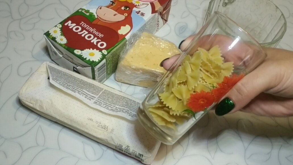 Насыпаем в кружку макароны