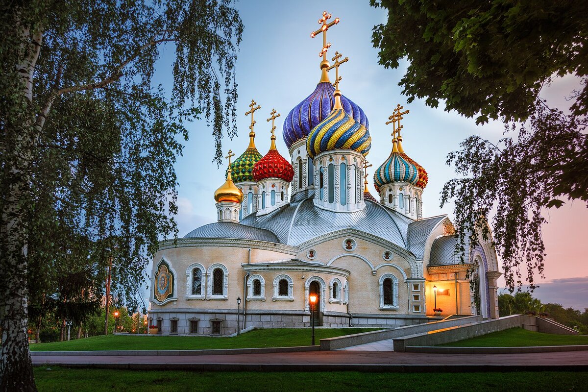 Допустим вы оказались в чужом городе и у вас нет денег чтобы обновить одежду – выход есть! Идите в церковь! При каждой почти церкви есть отделы милосердия – там есть вполне пригодные поношенные модные и не очень вещи! Так что вперед!