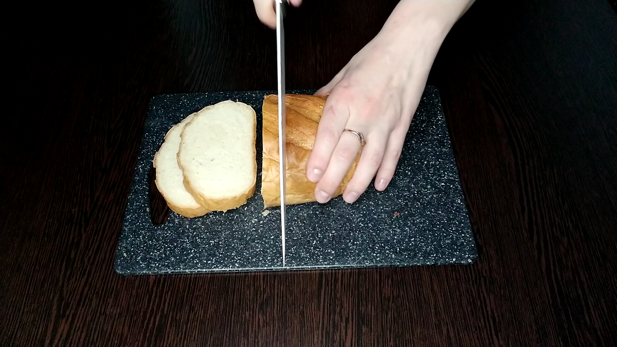 Итак, если у вас есть подсохший и не совсем уже свежий батон разрезаем его на не очень толстые кусочки у меня получилось 6 штук