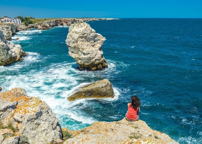 Живописные берега в Тюленово (фото с сайта https://clck.ru/i3G2x) 