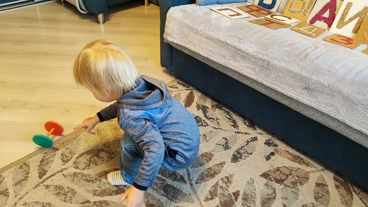 Вот она, первая встреча с ребёнком. Он вообще ко мне не подходит. Но играет! А это уже о многом говорит! 