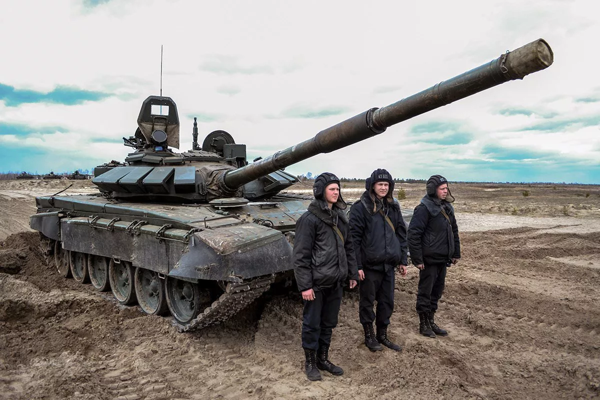 К какому виду войск относятся танковые войска. Экипаж танка т-72. Экипаж танка т 72 б3. Танк т72 экипаж. Т-72б3 экипаж.