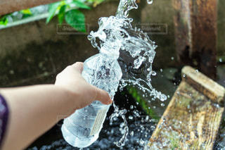 水をくむ