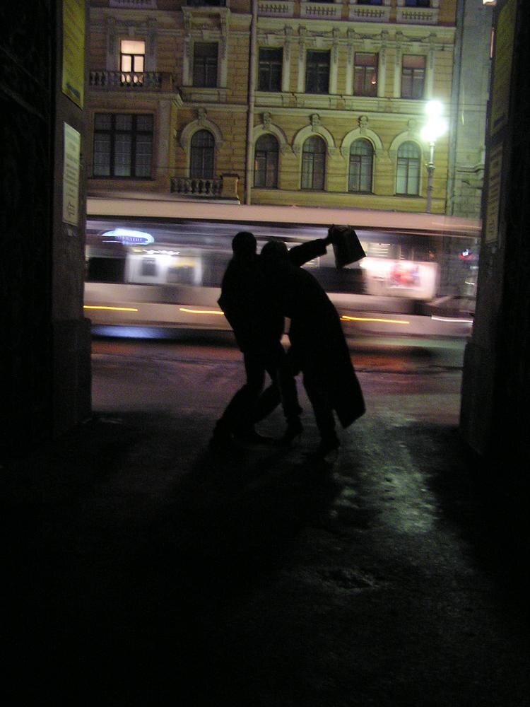 Нападения вечером. Человек в темном переулке. Нападение в подворотне. Нападение в темном переулке.