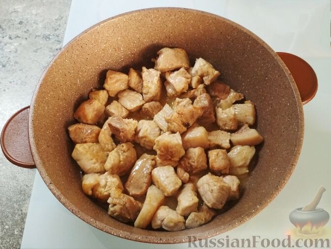  В сотейнике растопить сало, нарезанное мелкими кубиками. Добавить мясо, нарезанное небольшими кусочками. Обжарить до румяной корочки.