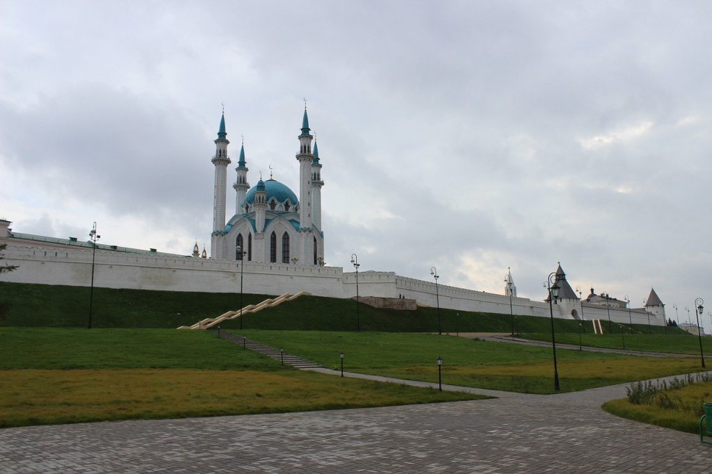 Казань - удивительно красивый и старинный город в России, является столицей Республики Татарстан. Представляет собой смешение национальных традиций загадочного Востока и современного Запада.-2