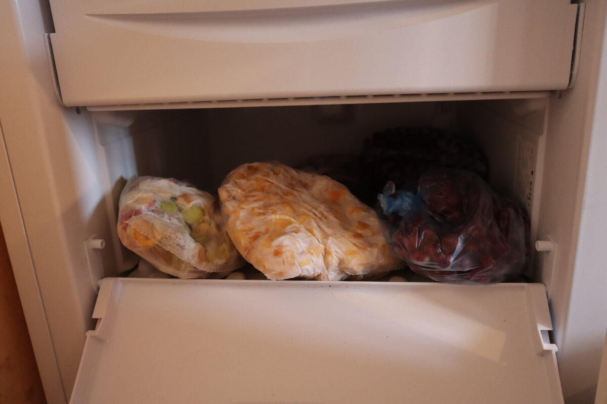 Осталось несколько пакетов яблок и вишни