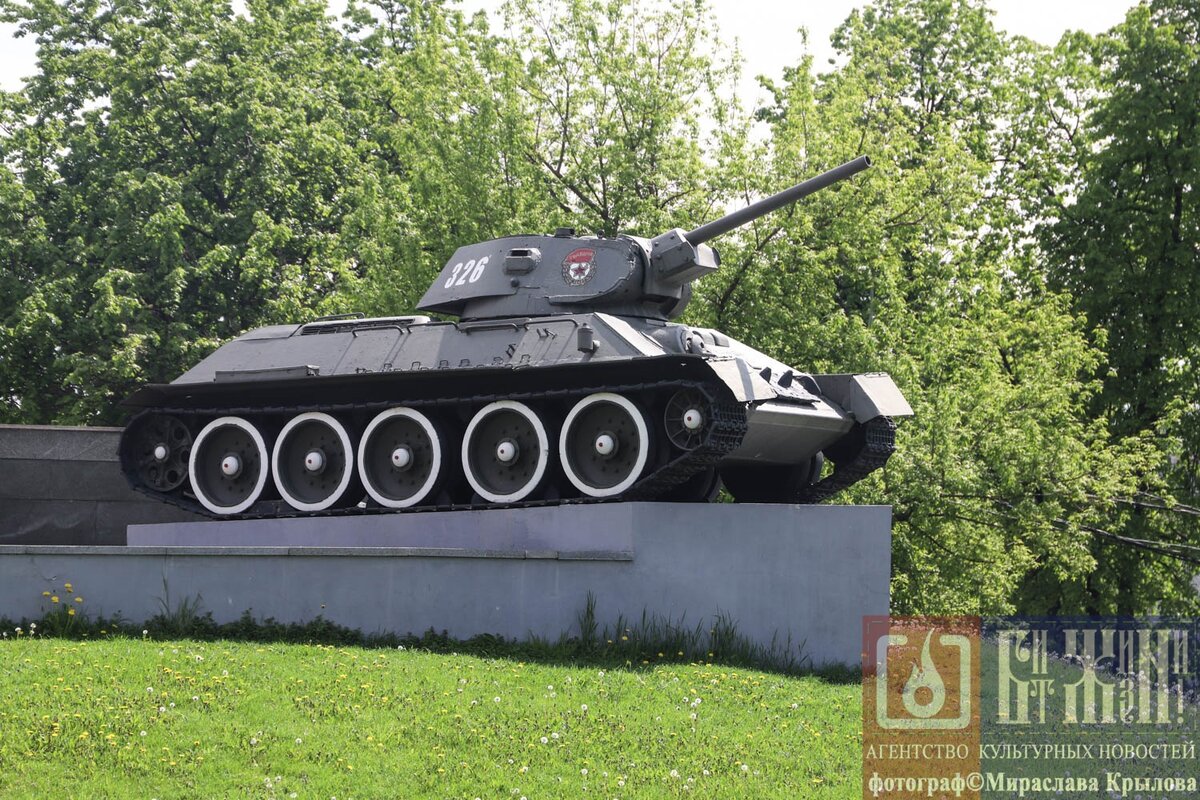 Танк Т-34-76, установлен у Администрации парка
