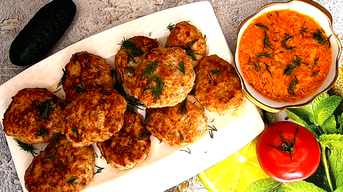 Сочные, воздушные котлеты из фарша и кабачков с томатной подливкой. 