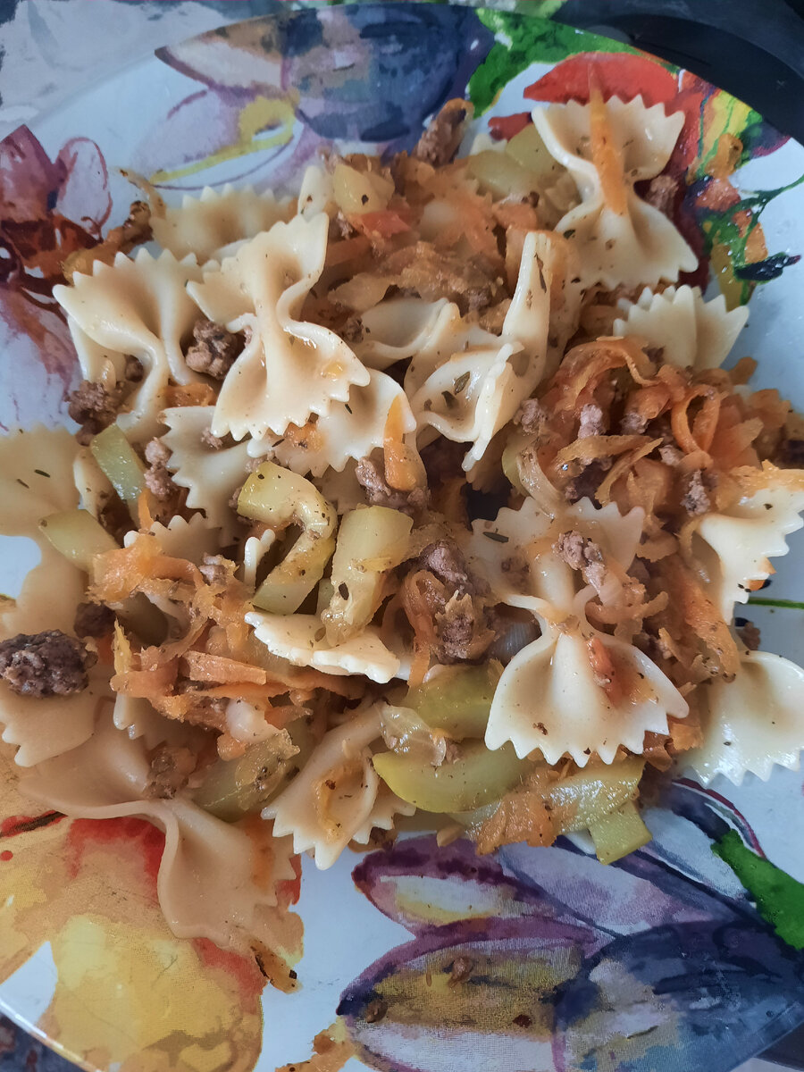 Макароны с фаршем и овощами (кабачок, морковь)