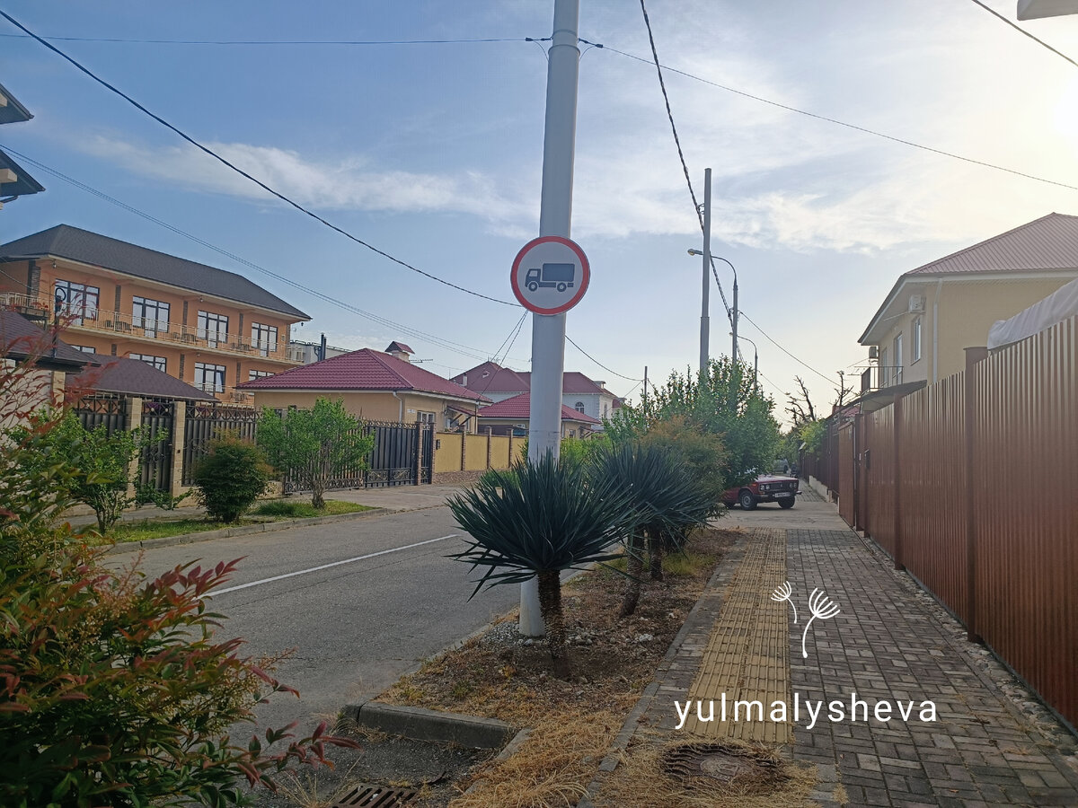 Улочка, на которой мы снимали нашу квартиру-апартаменты в частном секторе  