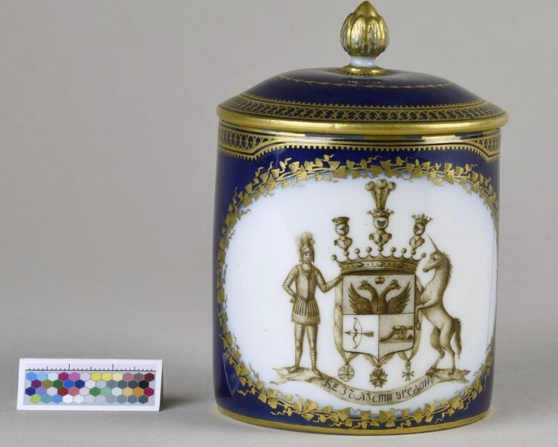 Чашка с гербом графа А.А. Аракчеева 1790-1810-х года, Германия, г. Мейсен, "Государственный исторический музей". https://goskatalog.ru/