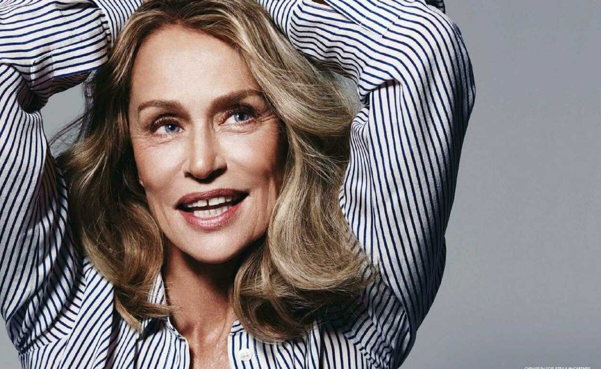 Эта потрясающая женщина стала первой, кто удостоился звания супермодели благодаря одному лишь контракту с косметической фирмой Revlon. Лорен является отличным примером того, что в 72 года можно выглядеть элегантно и привлекательно, не подвергая свою внешность каким-либо пластическим операциям. На данный момент она продолжает появляться в новых кинолентах, сериалах и даже рекламных кампаниях модных брендов