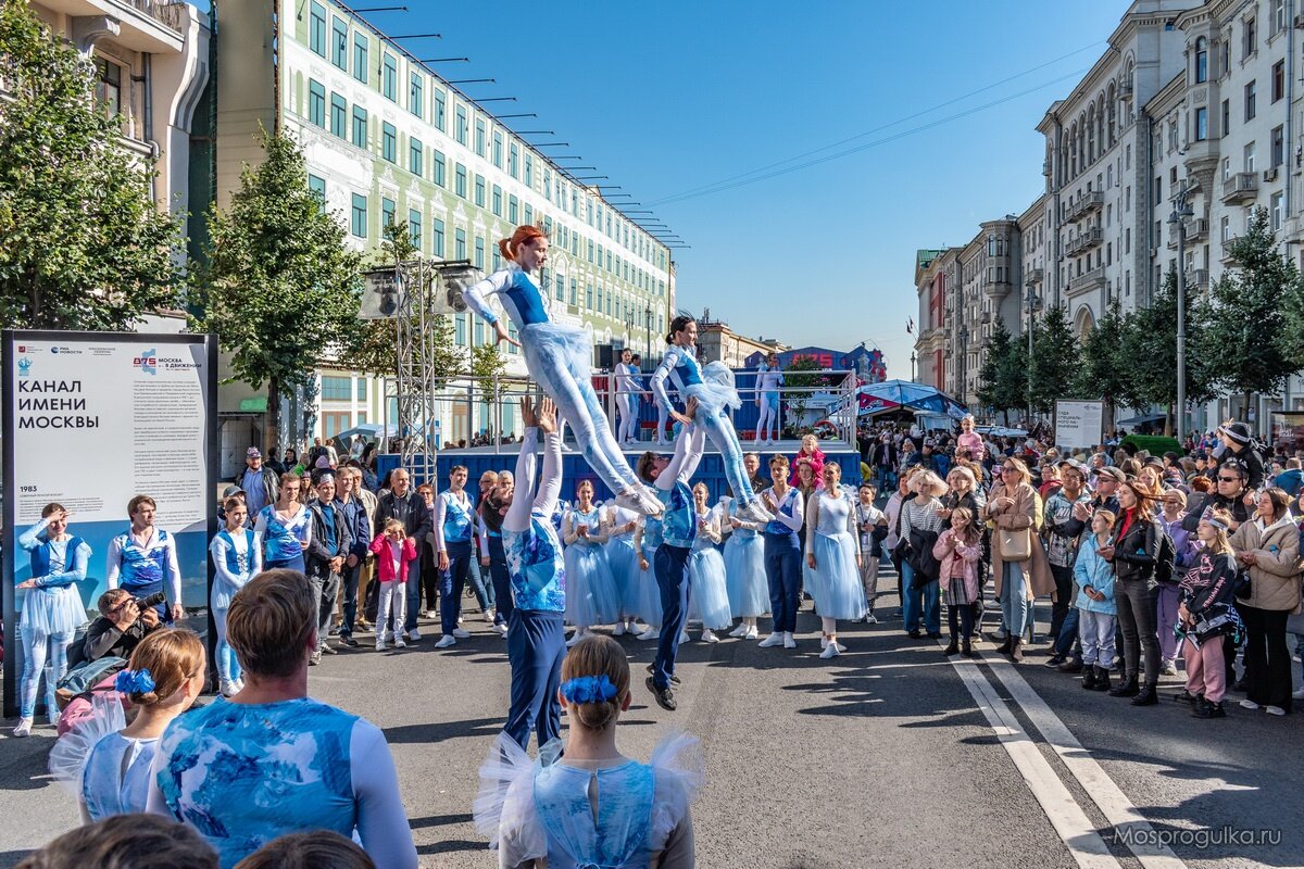 Выступление акробатов