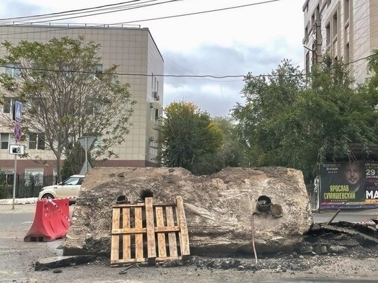     в Астрахани вскрыли свежий асфальт Соцсети