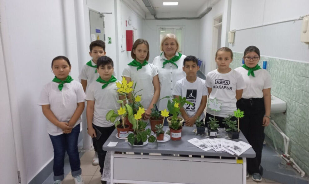    В Новом Уренгое школьники создали собственный питомник растений