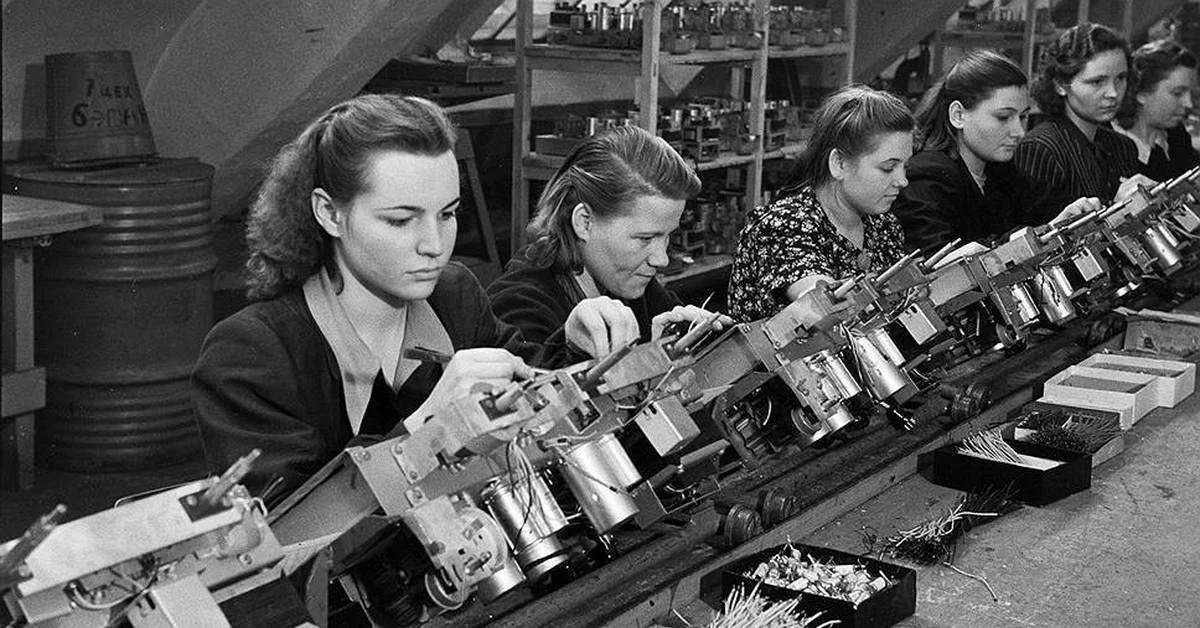 Организации советского союза. Завод в СССР 1960-Е. Завод 20 век СССР. СССР 1950е инженеры. Советский радиозавод 50е