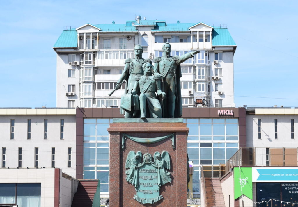 Н новороссийская. Памятник основателям Новороссийска. Основатели Новороссийска. Новороссийсу памятник основателям. Торжественно открыт памятник основателям Новороссийска.
