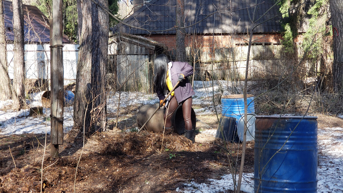 Многим приходится впахивать на огороде, чтобы прокормиться. И люди думают, что это нормально!