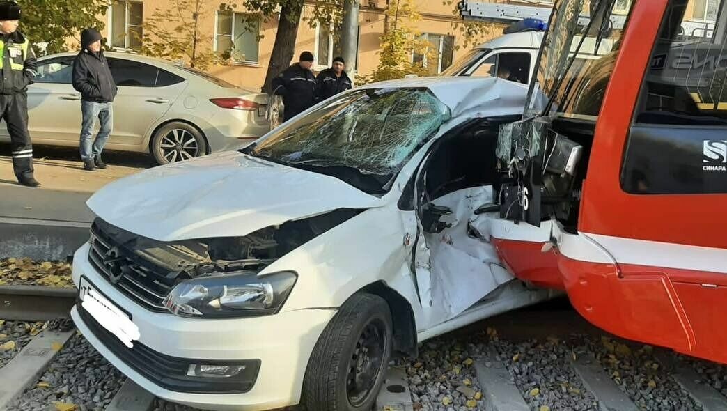     В Таганроге трамвай въехал в легковое авто, не уступившее ему дорогу, рассказали в ГИБДД России по Ростовской области.