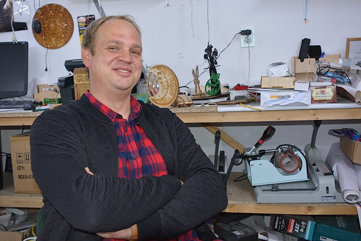 Многие малоимущие жители Новокубанского района в 2021-2022 годах смогли улучшить свое материальное положение с помощью государственной программы «Социальна поддержка граждан». Кто-то с ее помощью построил себе теплицу, кто-то обзавелся домашней птицей или коровой. А Дмитрий Михнев осуществил свою мечту - купил за средства государственной помощи лазерный станок и создал себе рабочее место. Теперь он выполняет заказы, мастерит сувениры, рекламную продукцию, прокладки для автомашин. А также строит планы на будущее. 