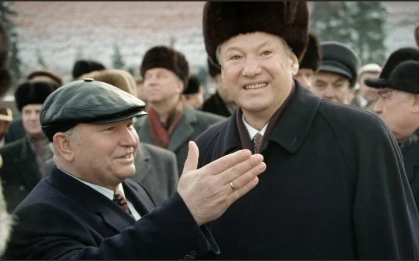 Во время августовского путча Лужкова убеждали предать Ельцина. Но он на это не пошел. Наверное, за преданность новый президент и сделал его мэром. 